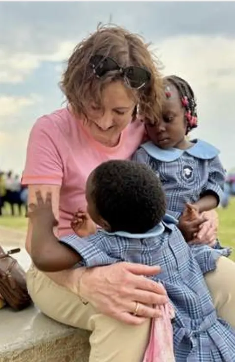 „Weil jedes Kind Hoffnung verdient“ – Andrea John engagiert sich für Bildung in Uganda